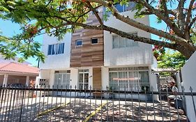 Apto 2 Quartos com Ar a 200m da Praia